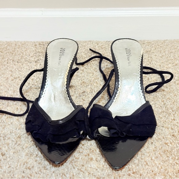 Black Heels with Fluffy Pom-Pom Decoration and Pointed Toe - Picture 3 of 8